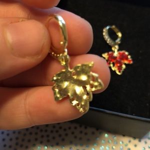 1 pair of red maple leaf rhinestone pendant earrings